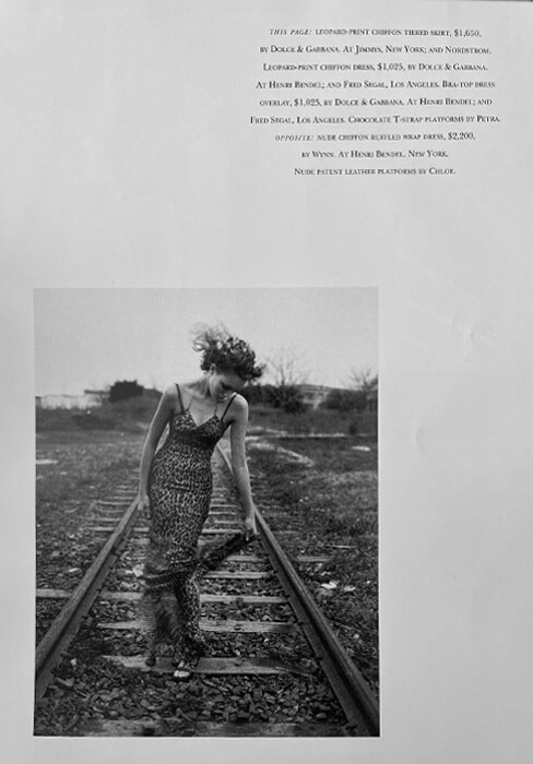 immagine pubblicitaria pubblicata su una rivista di moda, lamodella indossa le scarpe del Calzaturificio Petra